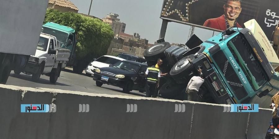 انقلاب تريلا على طريق قويسنا – شبين الكوم أمام شركة الكهرباء