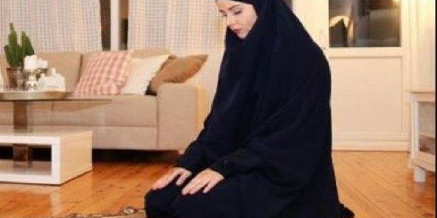 حكم تنبيه المرأة للإمام إذا أخطأ في صلاته