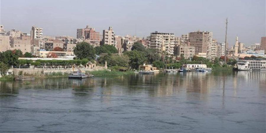 شحوط باخرة نيلية في عرض نهر النيل بالمنيا