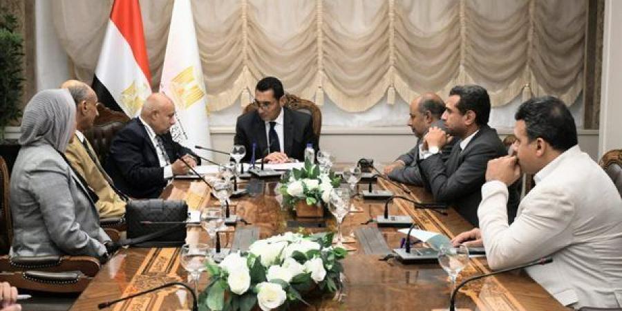 وزير الرياضة يلتقي مجلس إدارة نادي دكرنس للاطلاع على مستجدات المشروعات الإنشائية
