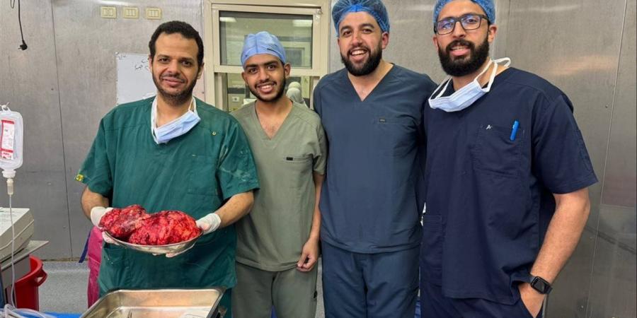 فريق جراحة القلب بقصر العيني يستأصل ورمًا نادرًا من صدر مريض ستيني