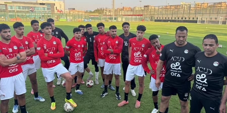 مصطفى عزام يجتمع بمنتخب مصر للشباب (صور)