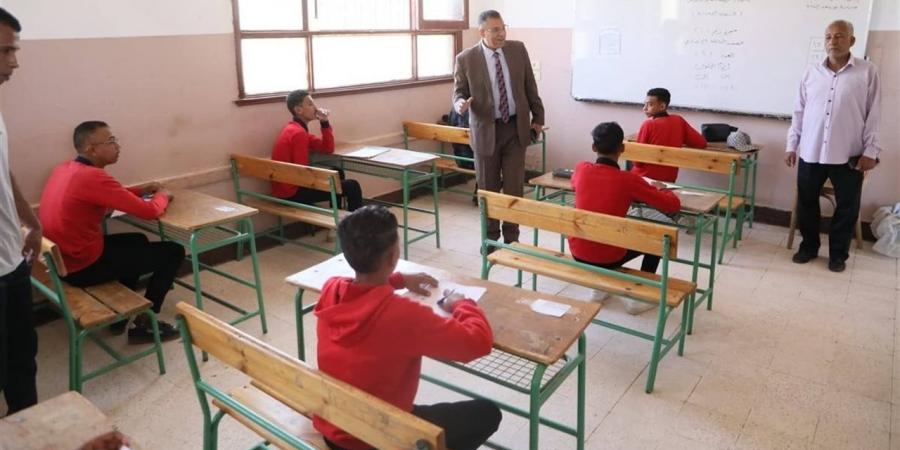 مدير تعليم الوادي الجديد لطلاب الإعدادية: التريث والمراجعة مفتاح التفوق في الامتحانات