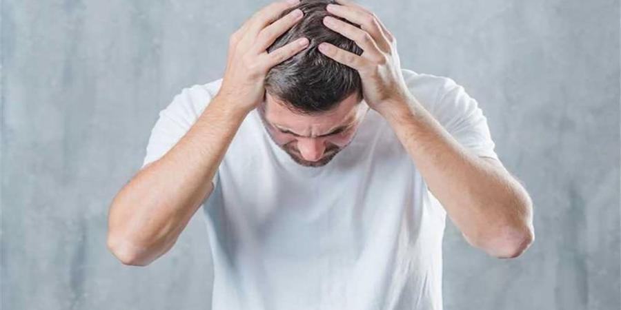 هل يسبب التوتر فقدان الشعر؟ أبرز العوامل وراء تساقط الشعر المفاجئ