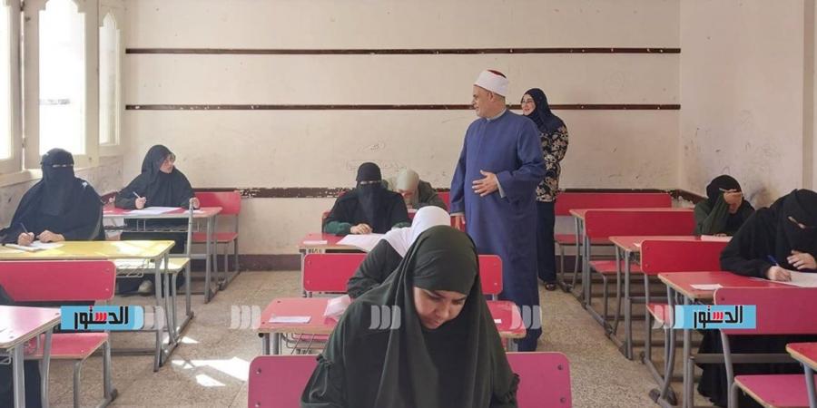 رئيس أزهر مطروح يتفقد امتحانات القسم الأدبي في القرآن والحديث
