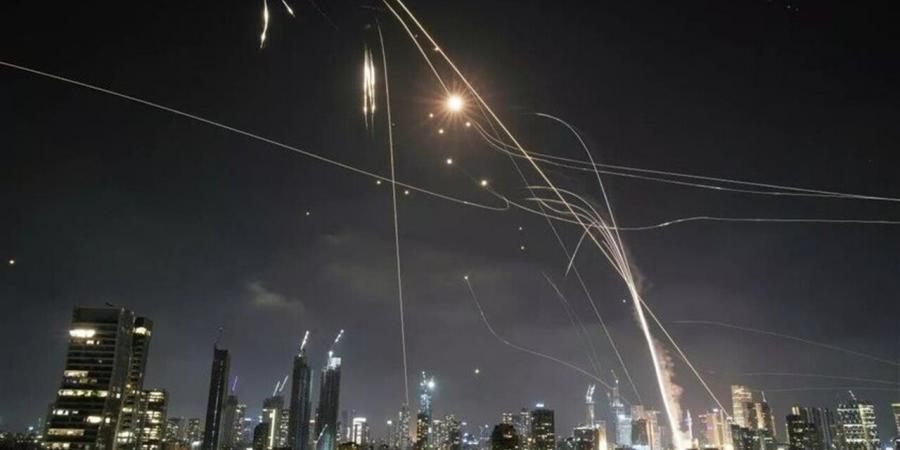 طهران تنفذ تهديدها.. لحظة انفجار صواريخ إيرانية في قلب تل أبيب