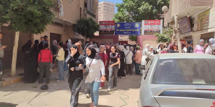 فرحة طلاب الشهادة الاعدادية بعد أداء امتحان اللغة العربية بالشرقية