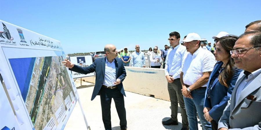 رئيس الوزراء يتفقد مشروع محور اللواء عمر سليمان بالإسكندرية (صور)