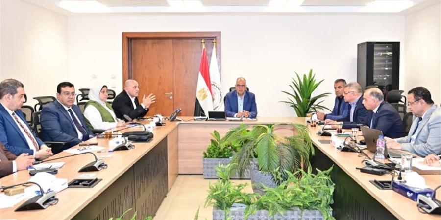 وزير الري يتابع خطة تنفيذ المشروع القومي لتأهيل المنشآت المائية في مصر