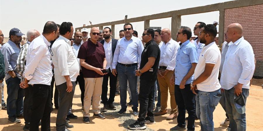 وفد "الإسكان" يتابع مشروعات مياه الشرب والصرف والكهرباء وخطط التوسع بمدينة العاشر