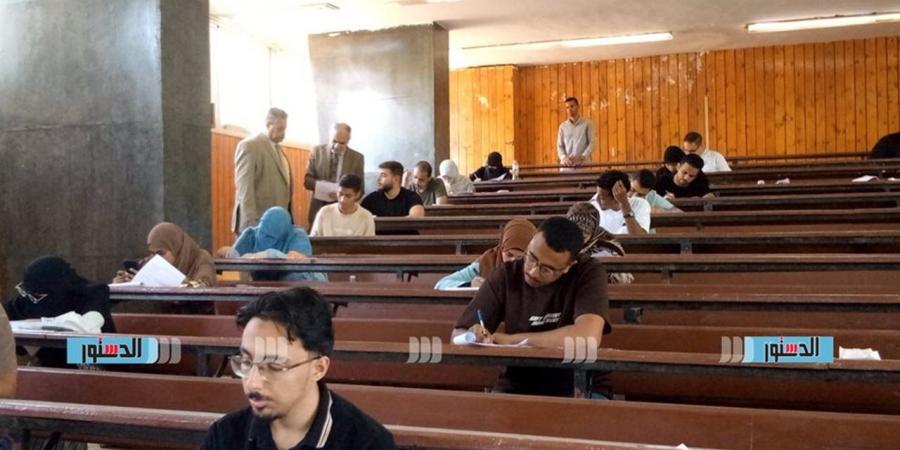 ضبط طالبة حقوق بسماعات غش داخل امتحان جامعة قنا.. ووالدها متهم بمساعدتها من خارج اللجنة