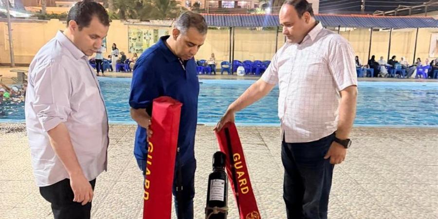 وكيل شباب القليوبية يطمئن على معدلات الأمان بحمامات السباحة في نادى بنها