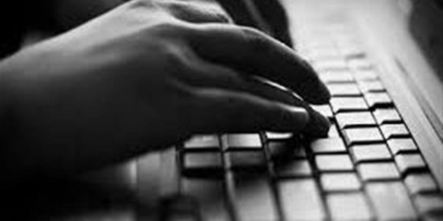 نشر الشائعات عبر الإنترنت.. عقوبات صارمة في قانون مكافحة الجرائم الإلكترونية