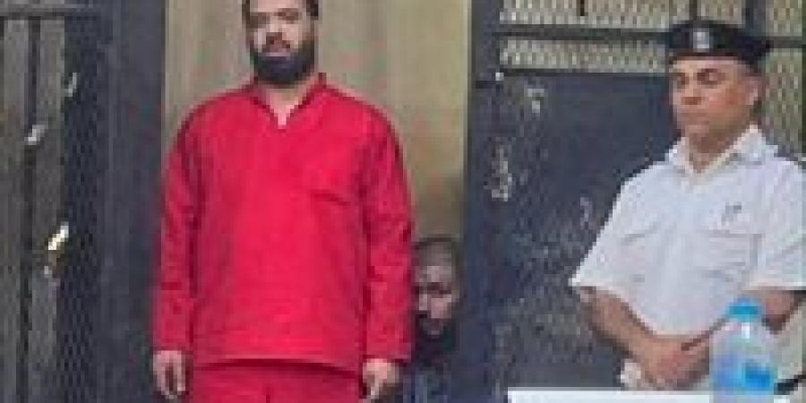 المتهم يظهر بالبدلة الحمراء.. بدء نظر استئناف المتهم بقتل مالك مقهى أسوان