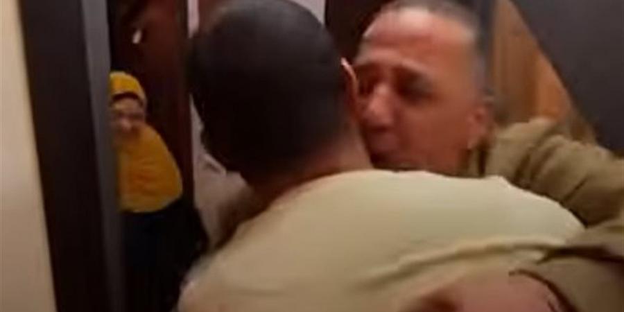 بكوا فرحًا.. سعادة أسرة بعودة ابنها بعد سفرٍ طويل (فيديو)