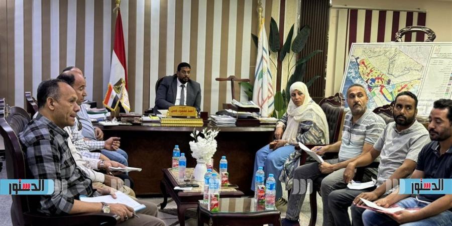 رئيس جهاز أسيوط الجديدة يناقش بعض الملفات مع سكان الحي الأول والثاني