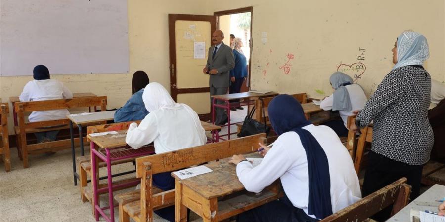 8175 طالبًا وطالبة يؤدون امتحانات الدبلومات الفنية في 29 مدرسة بالسويس