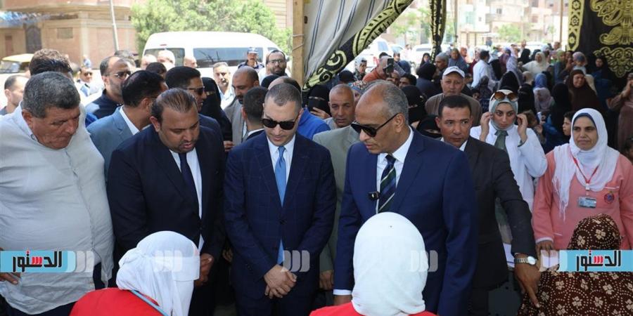 قافلة طبية للكشف مجانا على إحدى قرى كفر الشيخ.. والمحافظ ندعم الأسر الأولى بالرعاية