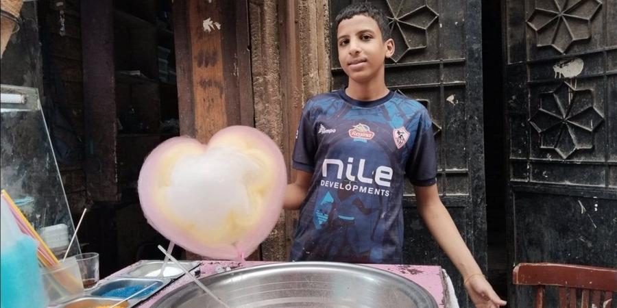 نفسي اطلع لاعب كورة.. محمد يبيع الحلوى للإنفاق على أسرته (فيديو)