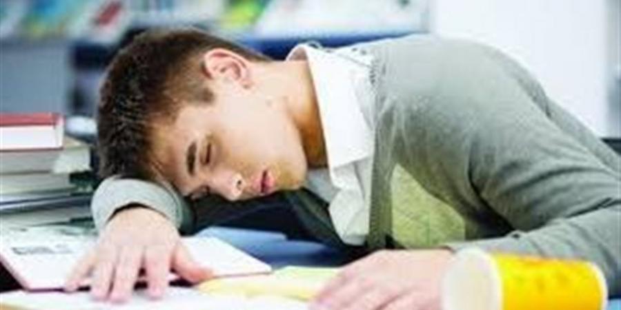 كيف يؤثر النوم المنتظم على أداء الطلاب خلال الامتحانات؟
