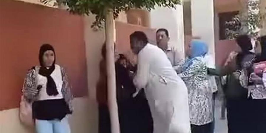 تعليم الشرقية يحسم الجدل حول "فيديو ضرب معلمه داخل مدرسة"