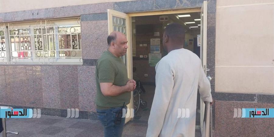 للوقوف على الخدمات المقدمة.. نائب مدير فرع "الرعاية الصحية" بأسوان يتفقد منشآت الهيئة