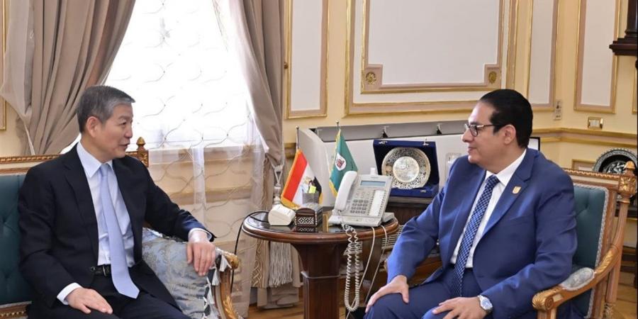 رئيس جامعة القاهرة يبحث مع السفير الصيني سبل تعزيز الشراكات الأكاديمية والبحثية