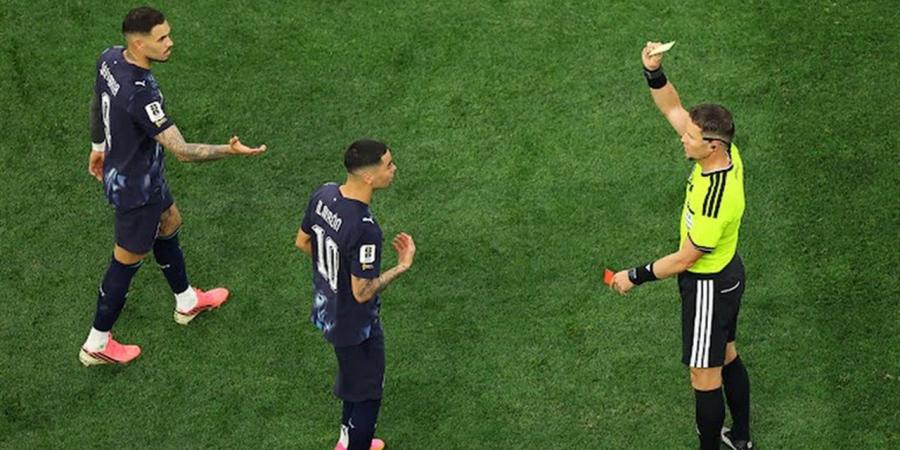 سابقة تاريخية في المونديال.. "الفار" يطبق قاعدة تصحيح الهوية الخاطئة لأول مرة