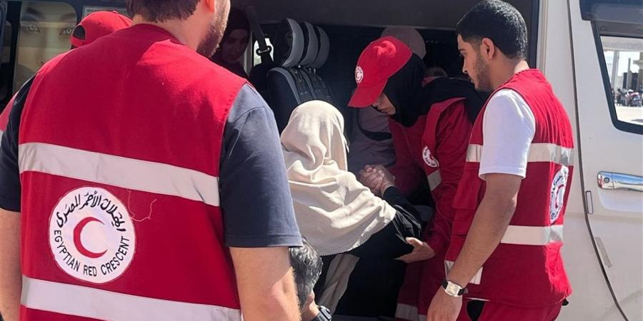 وجبات وملابس ورعاية كاملة.. الهلال الأحمر يواصل دعم المصابين الفلسطينيين ومرافقيهم