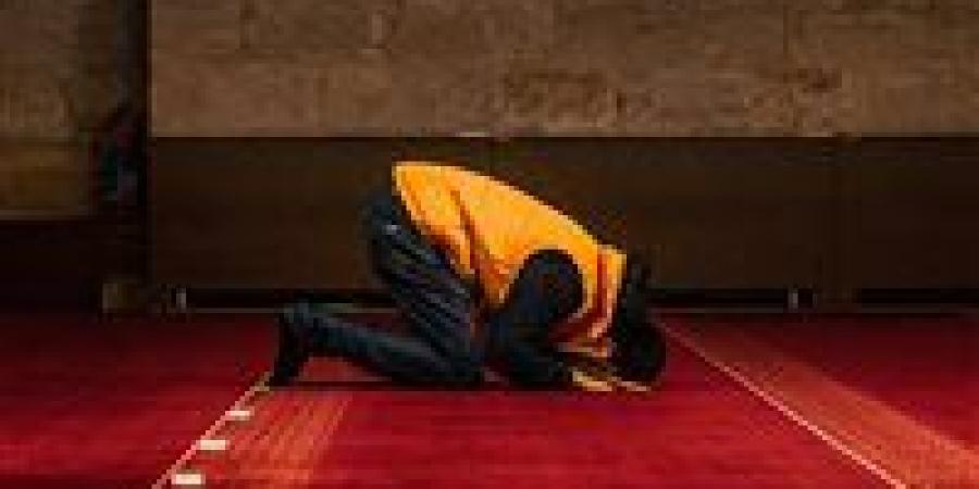 أمين الفتوى يوضح حكم الصلاة بالقراءة من المصحف والهاتف وضوابط الدعاء المكتوب