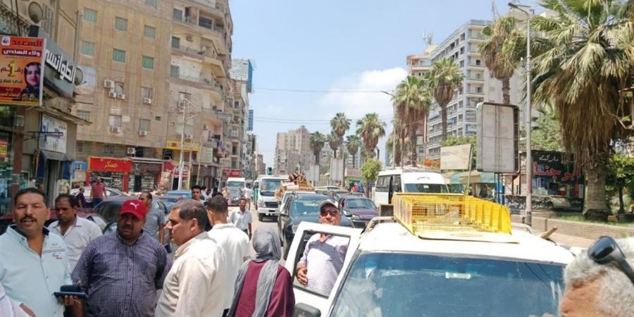 شوارع "الحلقة - الجلاء- عمر أفندي والبوسطة" بالزقازيق تشهد حملات موسعة لرفع الإشغالات