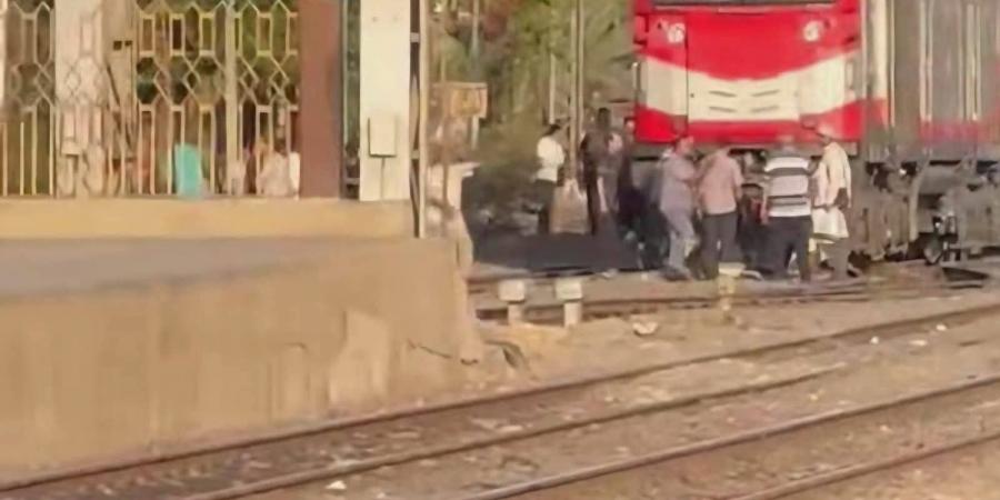 خروج جرار قطار عن مساره داخل سكة حديد طنطا