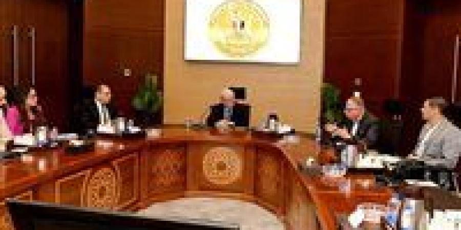 نائب رئيس الوزراء يتابع مستجدات تنفيذ المشروع القومي لتطوير صناعة الغزل والنسيج