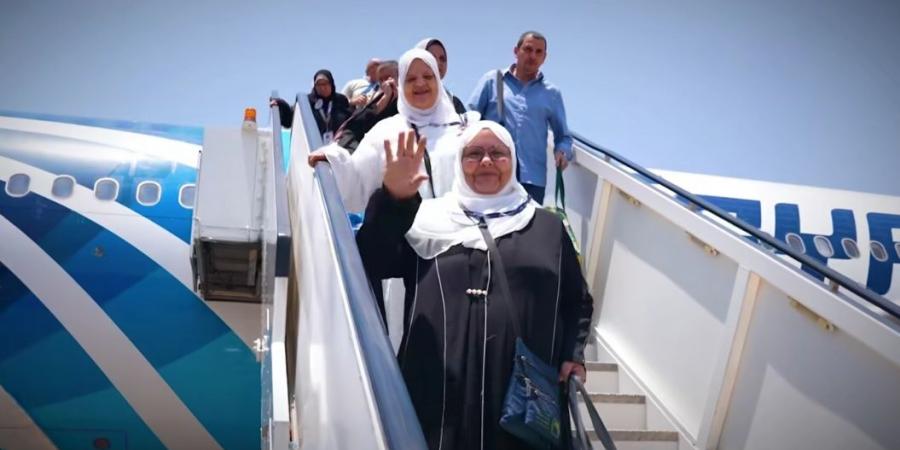 مشاهد السعادة تسيطر على العائدين.. الداخلية تعلن عودة آخر أفواج حجاج القرعة