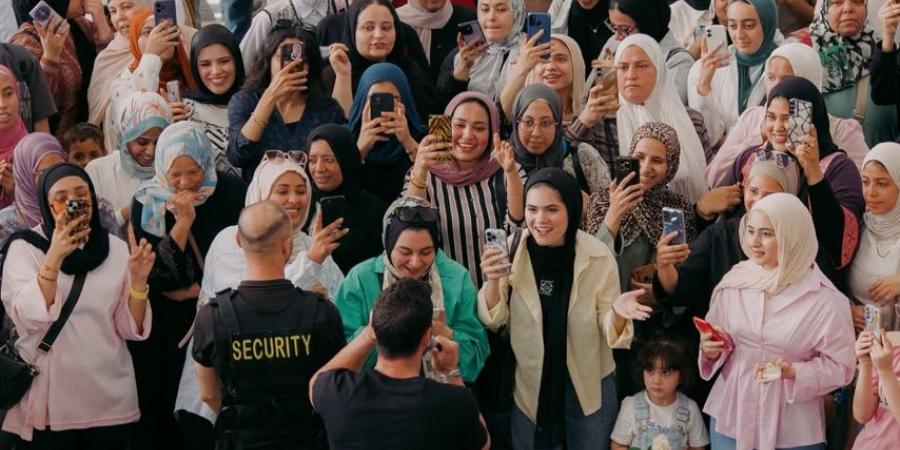 عزيز مرقة يحول محطة مترو عدلي منصور إلى حفل غنائي مفاجئ بعد تريند بوكيه ورد