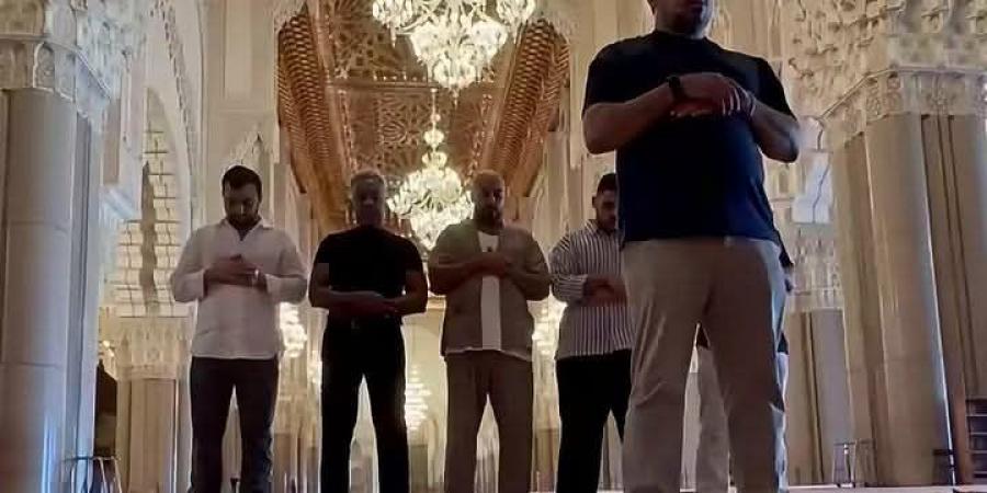 جيانكارلو إسبوزيتو يصلي مع أبطال فيلم 7Dogs بعد نطقه الشهادتين