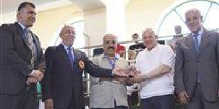 محمد الدهراوي يكرم إسلام أحمد سليمان خلال بطولة البحر المتوسط للكاراتيه