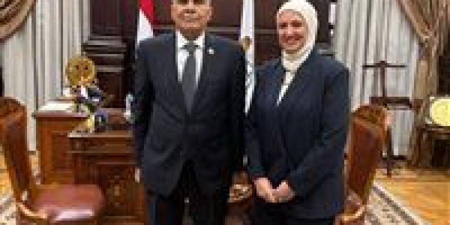 أمام وزير الصناعة.. زينب فهيم تطالب بتسهيل التراخيص وتوفير منافذ تسويق حقيقية للمشروعات الصغيرة والمتوسطة