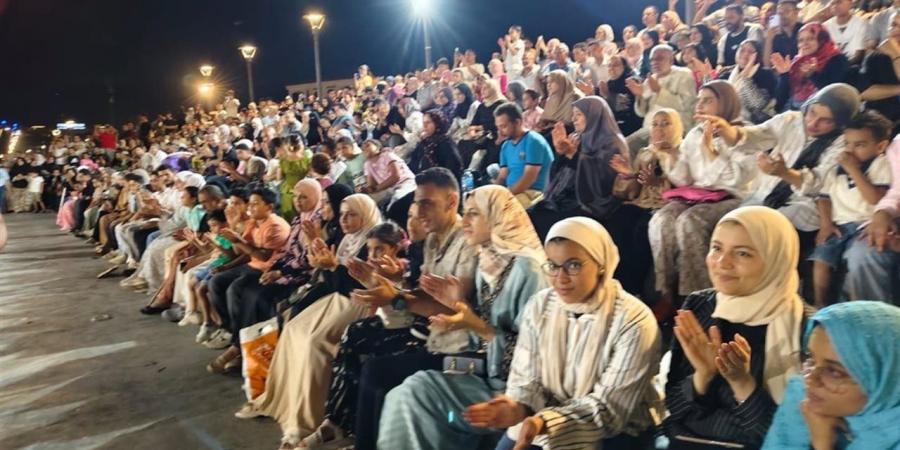 "شاطئ الفن" يواصل رسم البهجة في دمياط ورأس البر بعروض شعبية واستعراضية