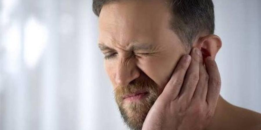 الشعور بانسداد الأذن دون وجود ماء.. أسباب مختلفة وراء المشكلة