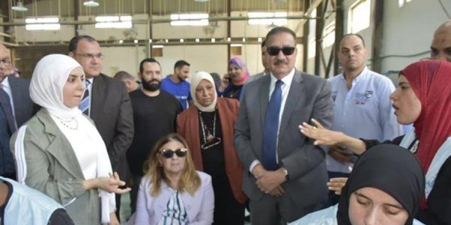 محافظ بورسعيد يتفقد مصنع «الصقر».. و75% من العاملين من الصم وضعاف السمع