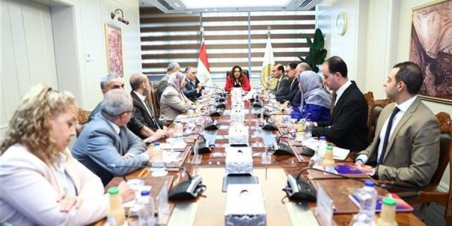 وزيرة التنمية المحلية تتابع إجراءات تفعيل قرار مراجعة الحدود الإدارية للمحافظات