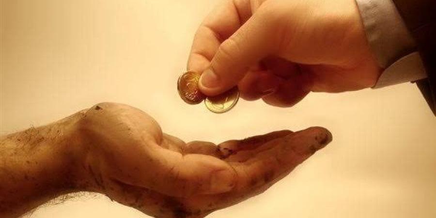 هل يجوز إعطاء الصدقة لشخص غير مسلم؟.. الحكم والضوابط