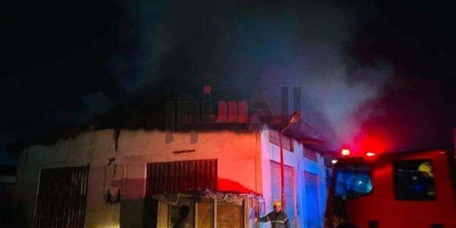 3 سيارات إطفاء.. السيطرة على حريق مخزن قطع غيار سيارات ببورسعيد