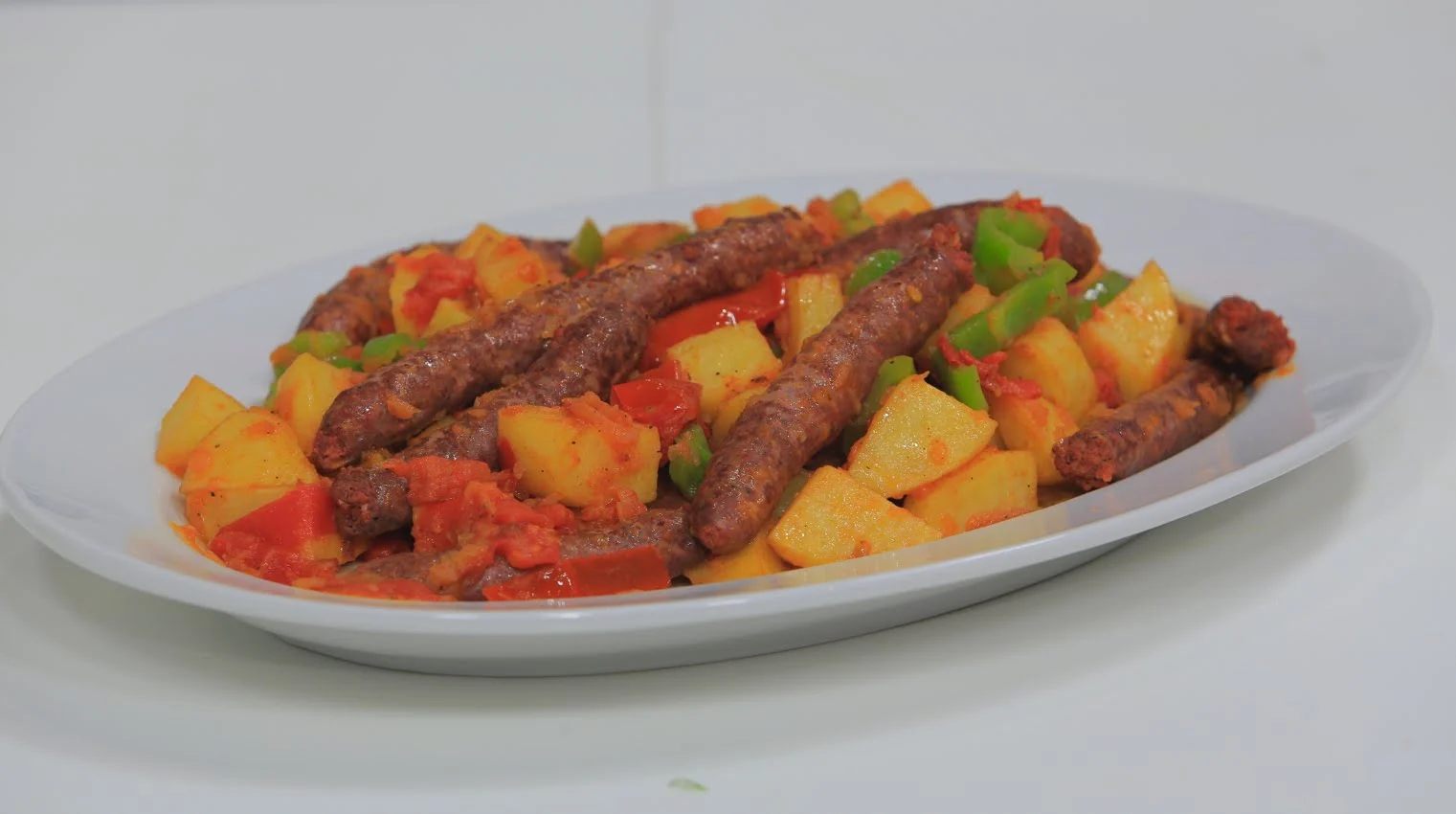 طريقة عمل صينية البطاطس بالسجق البلدي