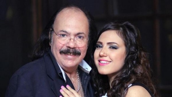 إيمي طلعت زكريا تعبر عن سعادتها بصورة لوالدها الراحل في مقهى