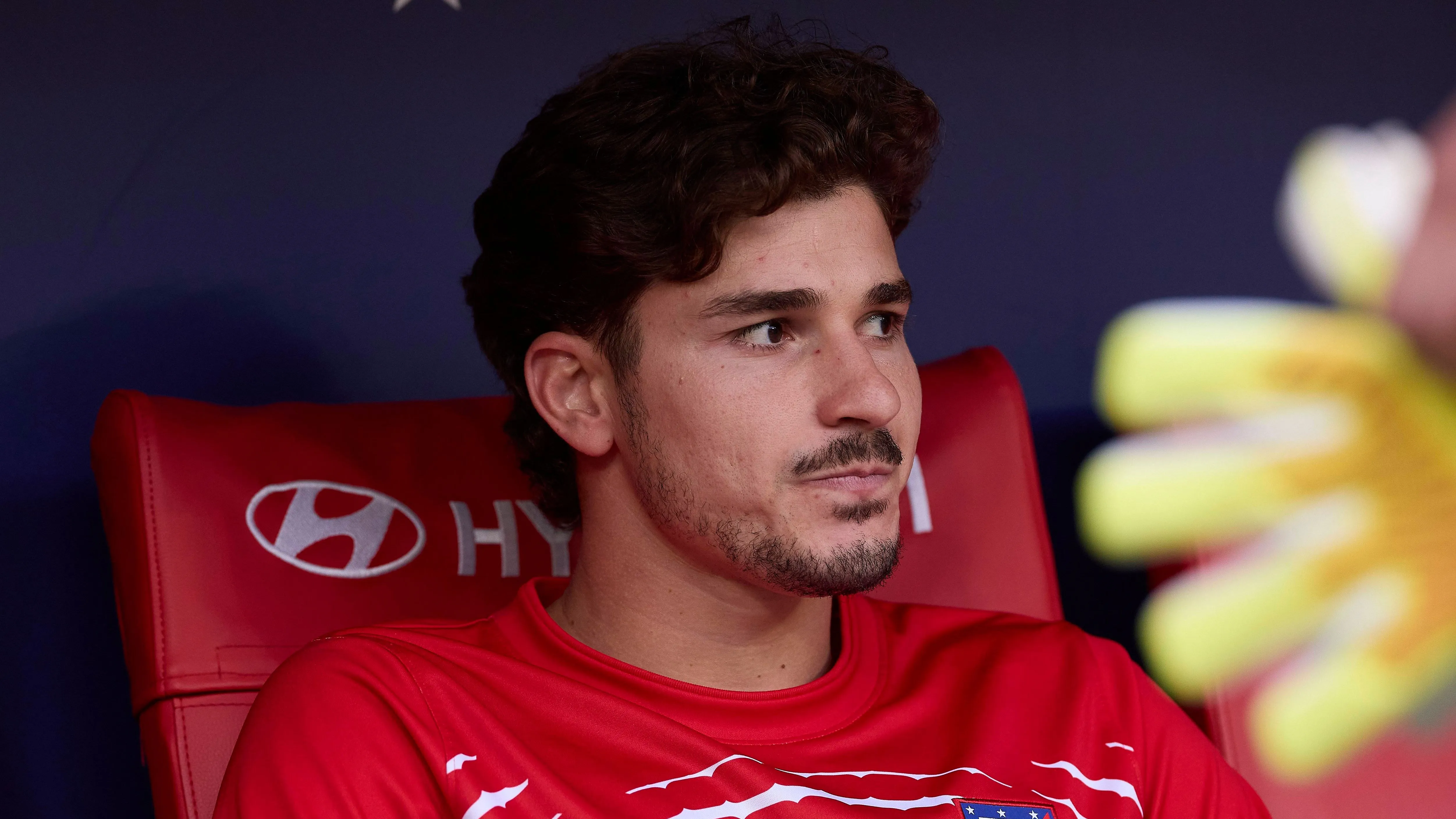 برشلونة يتحدى الوقت في سوق الانتقالات لضم ألفاريز