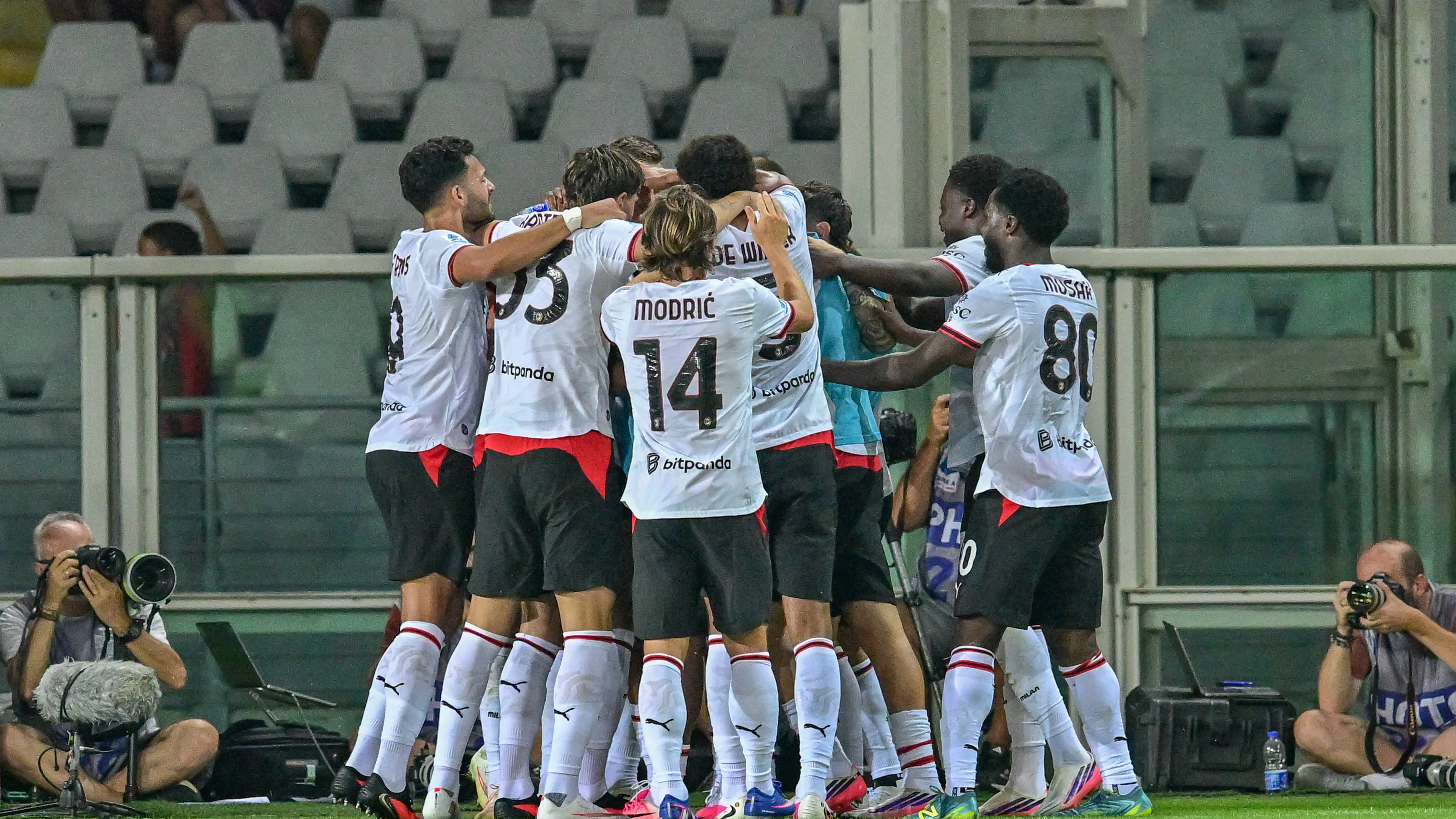 القنوات التي تعرض مباراة ميلان وفينيسا في الدوري الإيطالي 2026-2027 وكيفية مشاهدتها عبر الإنترنت