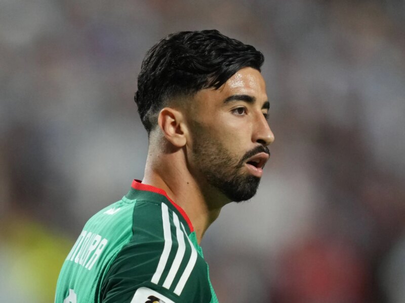 عمورة يوشك على الانتقال إلى الدوري الفرنسي في صفقة غير متوقعة