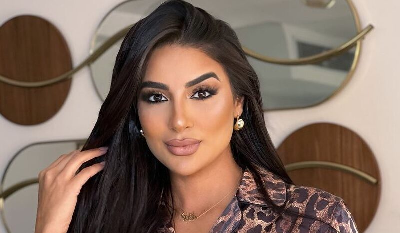 جوري بكر تجذب الأنظار بفستانها اللافت